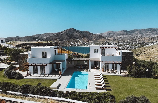 Deux élégantes villas reliées par une piscine avec une vue imprenable sur la mer
