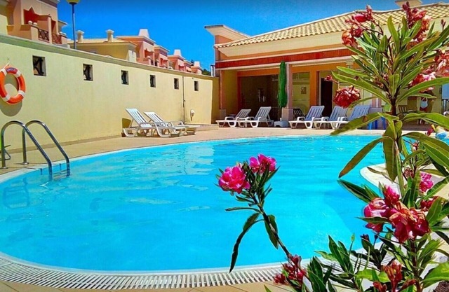 Sesimbra Seaside Duplex 750m shared Pool & Beach
