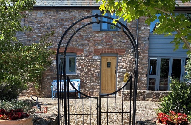 COTTAGE GAGNANT D'UN PRIX SITUÉ DANS UN EMPLACEMENT SANS TRAFIC AVEC PISCINE INTÉRIEURE CHAUFFÉE.
