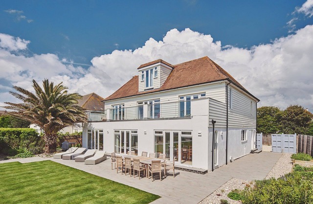 Set right on the shoreline of England’s stunning South Coast, Ocean Edge House is a five-bedroom luxury beachfront retreat designed for unforgettable holidays.