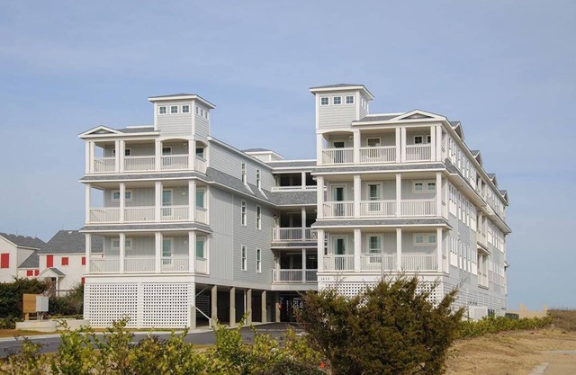 Seven Cs 402: Haut niveau condo, bord de mer, piscine communautaire, communauté chemin privé à la plage.