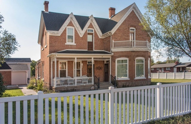 Venez tomber amoureux de cette maison en brique magnifiquement restaurée au cœur de Panguitch! Marche facile