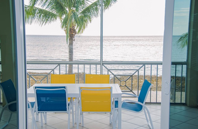 Seven Mile Beach Oceanfront Condo 3 chambres avec piscine / jacuzzi