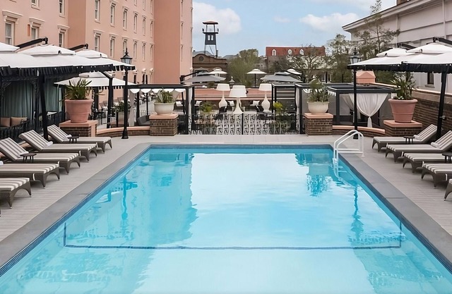Seven Minutes on Foot to Old Exchange and Provost Dungeon! Pool, Pets Allowed!