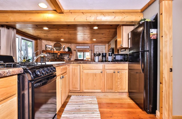 Cottage 7 - Hiller's Pine Haven - chalet au bord du lac sur West Bay