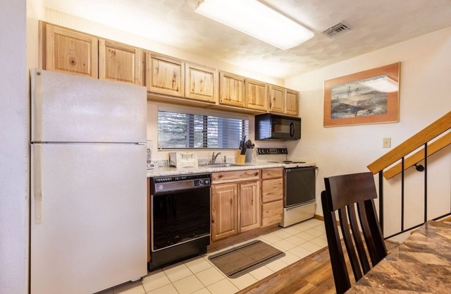 Seven Springs Stoneridge 3 BR + Loft Standard Condo, Pet Friendly! by RedAwning - Save 10% on 3 Nights, 15% on 5 Nights!