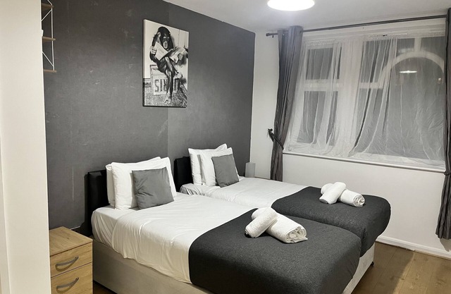 Seven Suites - Beautiful 2-Bed Apartment with Parking