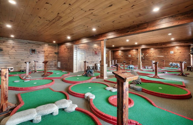 Sevierville - Mountain Top Retreat - 8 Bedrooms - Sleeps 40
