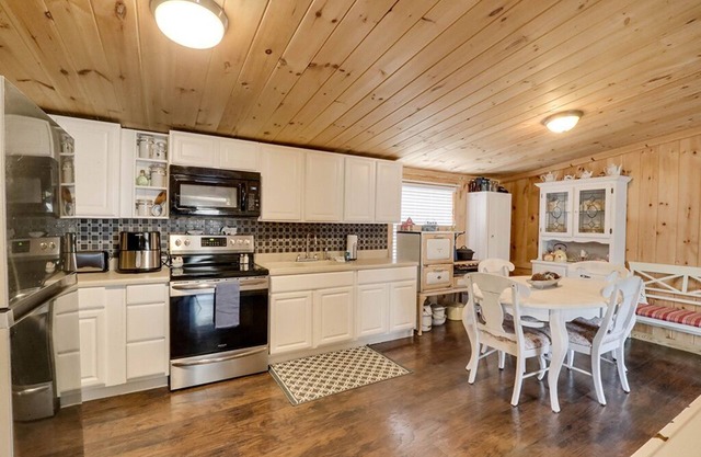 Sevierville - Smokey Mountain Hideaway - 3 Bedrooms - Sleeps 8