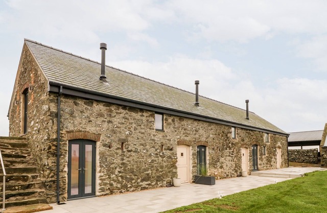 SGUBOR, pet friendly, with hot tub in Llangefni