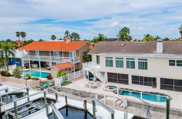 Shabby Chic Waterfront living space, minutes to Gulf of Mexico