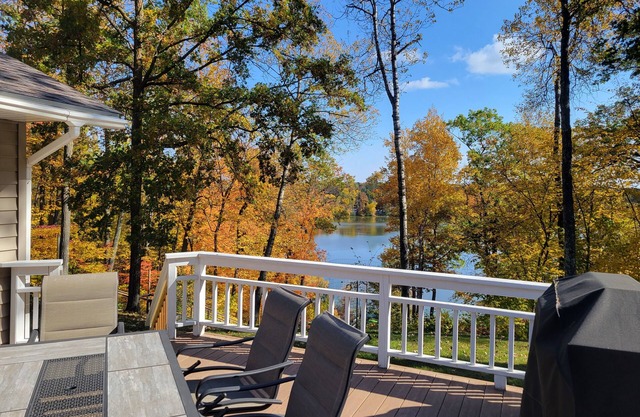Shady Crest. Pool table, games, bonfire, Legos. Lake w/ kayaks. 5 kings - 16ppl.