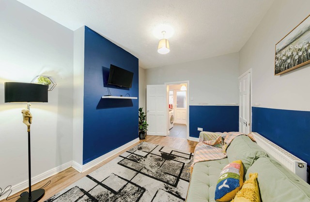 Shamrock Stadium Side Retreat - Liverpool - 3 bed house - Spacious & Stylish
