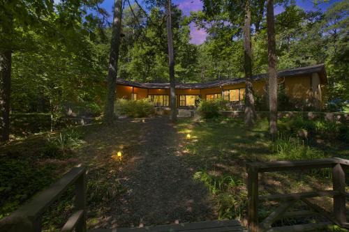 Shangri-La ! A Serene Retreat - Direct access to Trails just 7 miles drive !