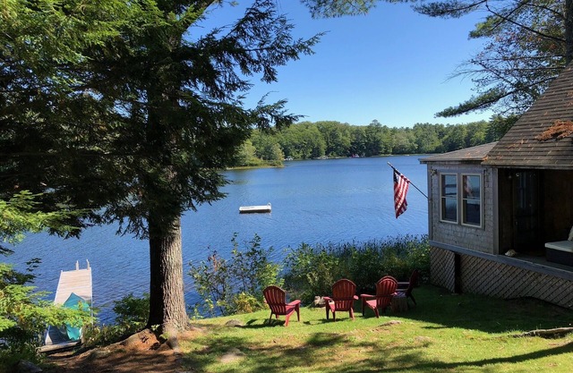 Shangri-la: Magnifique chalet au bord du lac sur un lac privé