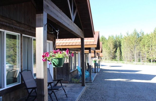 Shared Hot Tub, 2 Queen Beds, WIFI, full bathroom