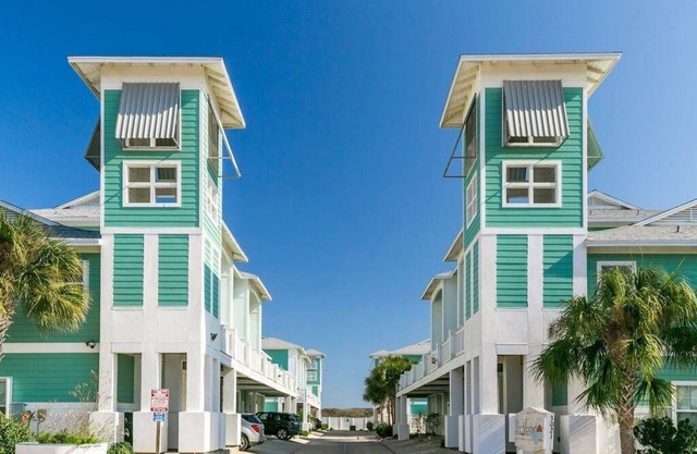 Shared Pool, Close to Beach, Pet Friendly, Garage Access