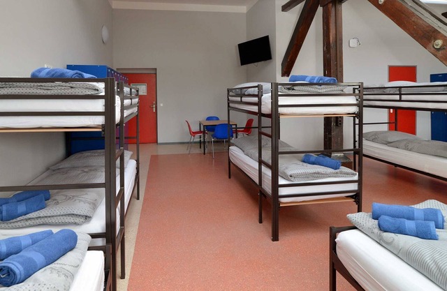 Shared room (own shower; toilet on floor) (up to 12 p.) 12 - Hostel in Guben
