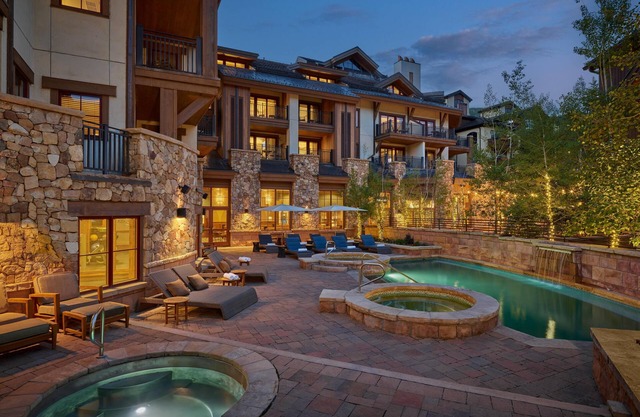 Sharply Appointed Plaza Room with Custom Artwork - Steps to Pool, Dining & Spa