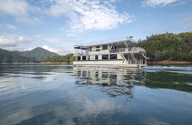 Shasta Marina's Constellation Houseboat sur le lac Shasta