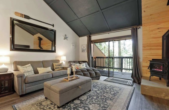Shaver Escape! Mountain vacay w/spa, pool, &views