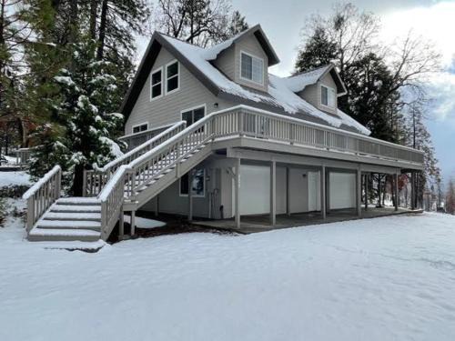 Shaver Lake, 4 BDR HOT TUB Misty Mountain Retreat