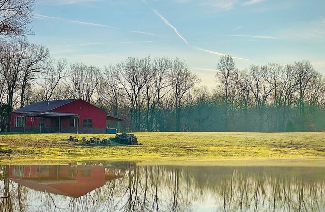 Shawnee - Farmhouse on 20 acres: Beautiful Views & Hot Tub!!