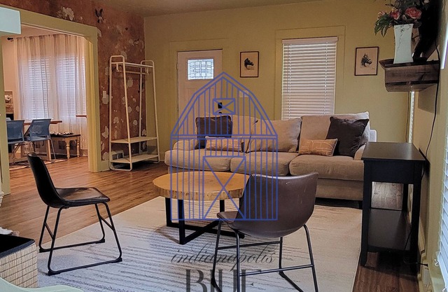 Fairgrounds Farmhouse near Midtown! Entire house/Pets Allowed! Huge Backyard!