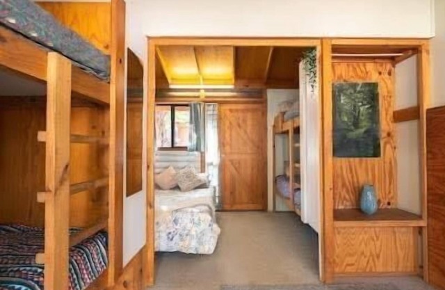Shearer's Quarters - Budget-Friendly, Family Rooms With 1 Double & 2 Single Bunk Beds