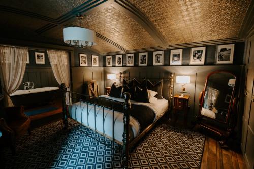 Sheddington Manor - 2 Bedroom Guest House & Cinema