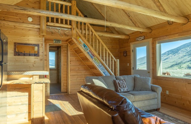Sheep Creek Cabin B est une cabine confortable offrant une vue imprenable et un emplacement privilégié.