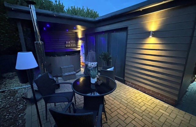 Sheffield-apartment-sleeps4-parking-hottub