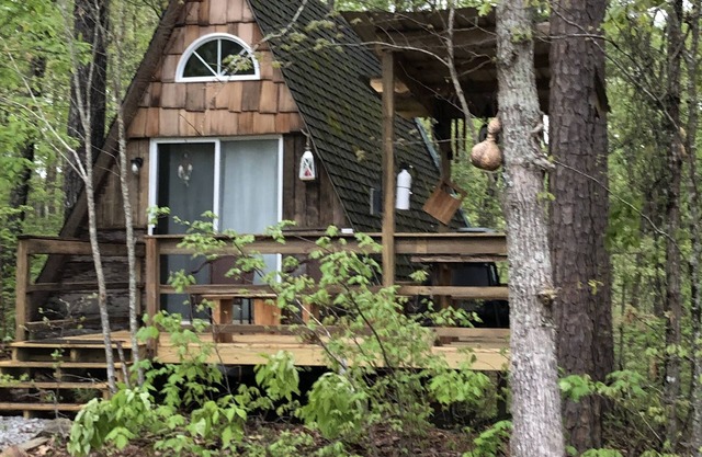 SHEKHINA A tiny house in the woods. 40 acres. Total privacy. Weekend retreat.