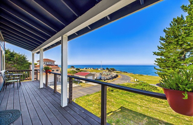 Shelter Cove- WOW What a View! Pet friendly, Close to everything