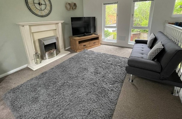 Shenley House with Garden, Free Parking & Smart TV with Netflix by Yoko Property