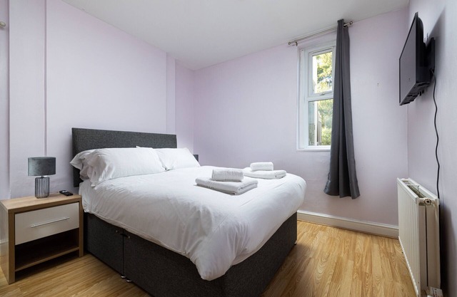 Shepherd's Bush 2 refurbished apartment for 2 people
