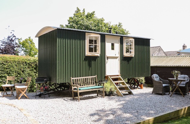 SHEPHERD'S HUT, romantic, with open fire in Castleton, Peak District