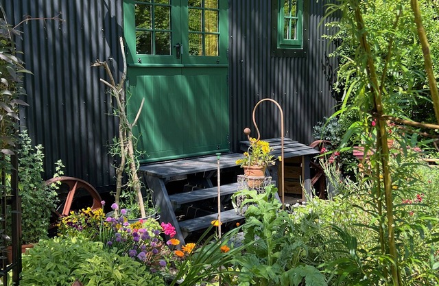 Shepherd's Hut with wood fired hot tub near Bath