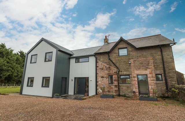 SHEPHERDS HOUSE, pet friendly, character holiday cottage in Lowick
