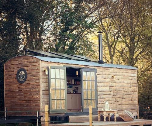 Shepherds Hut Farm Stay - The Nest