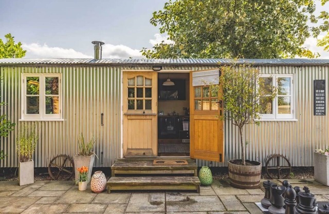 Shepherd's Hut with Hot Tub in Waltham