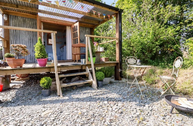 SHEPHERDS RETREAT, romantic, with hot tub in Crackington Haven