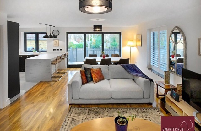 Shepperton - Driveway, Patio, Pets Welcome