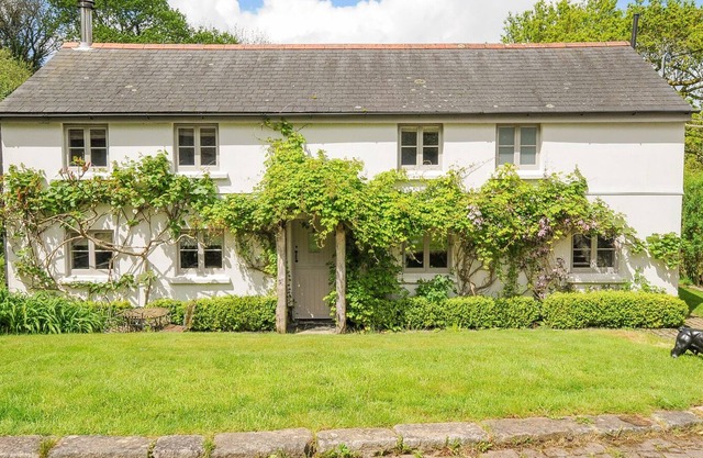 SHERWELL FARM COTTAGE, family friendly, with open fire in Drakewalls