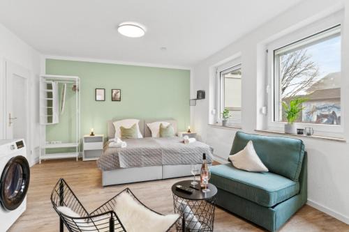 SHINY HOMES - Bright & Elegant City Apartment