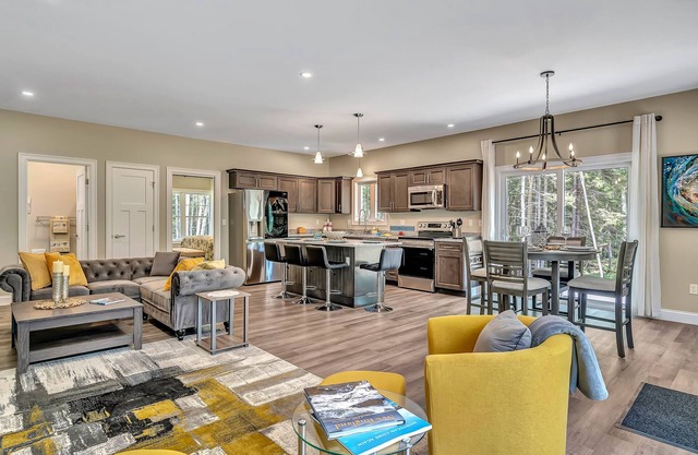 Shipbuilder’s Retreat sleeps 6, 5 minutes to Harbor