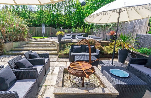 Shippenrill Croyde 6 Bedrooms, Sleeps 14, Hot Tub