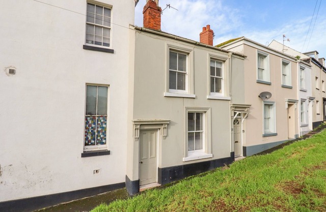 SHIPWRIGHTS COTTAGE, pet friendly, with a garden in Teignmouth