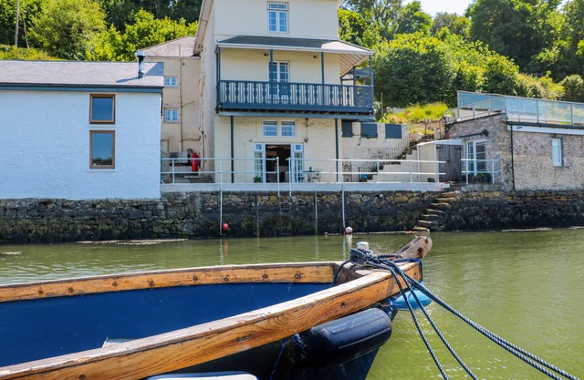 SHIPWRIGHTS, romantic, with a garden in Galmpton, Torbay