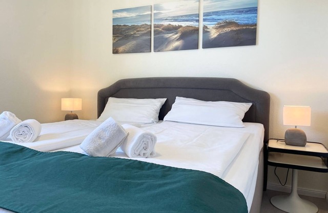 Cozy 4 person vacation apartment with direct lake view, swimming pool and sauna - Strandhochhaus